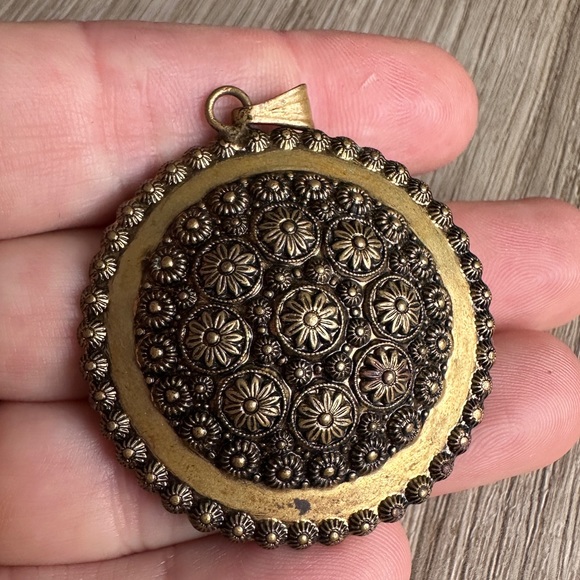 Vintage Stamped Metal Pendant with intricate Daisy design - Picture 3 of 7